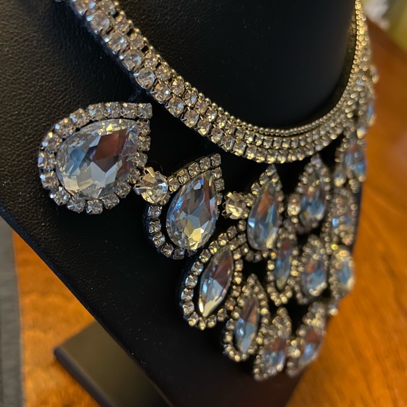 Statement Gorgeous Teardrop Rhinestone Necklace - Picture 5 of 7